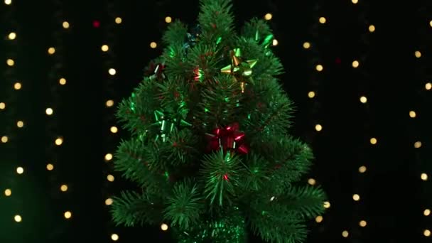 Uma Árvore Natal Verde Decorada Com Uma Animação Voadora Luz — Vídeo de Stock