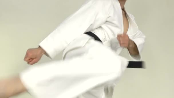 在运动中的运动员的特写镜头 进行拳打脚踢 — 图库视频影像