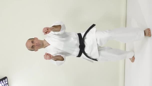 Athlète Dans Karategi Effectue Des Coups Pied Des Blocs Main — Video