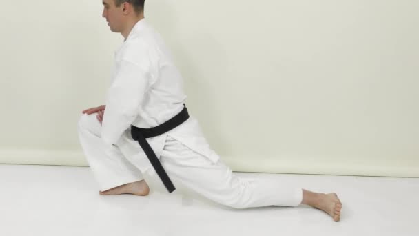 Atleta Karategi Realiza Exercícios Alongamento — Vídeo de Stock