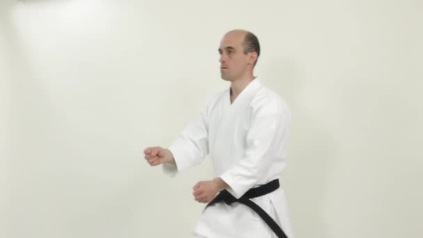 Uderzenia Kolana Ramię Bezpośrednie Kopnięcia Wykonywane Przez Sportowca Karategi — Wideo stockowe