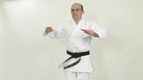 Rotations Corps Dans Saut Sont Effectuées Par Athlète Dans Karategi — Video