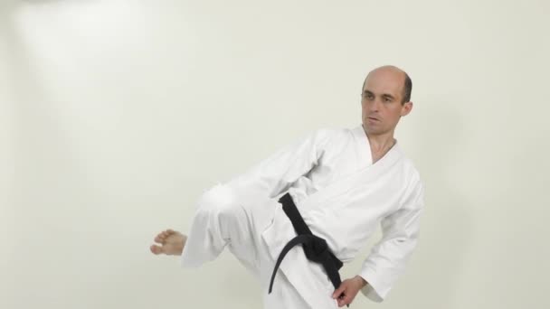 Atlet Dalam Karategi Melakukan Latihan Peregangan — Stok Video