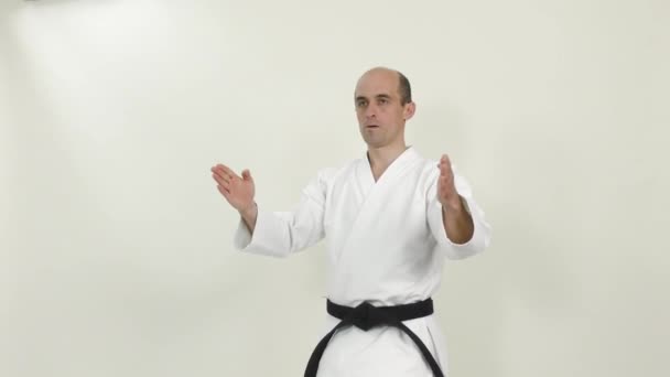 Golpes Joelho Braço Chutes Diretos São Realizados Por Atleta Karategi — Vídeo de Stock