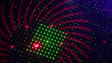 Koyu mavi arka planda pembe ve yeşil renkli yanıp sönen ve uçan animasyon desenleri