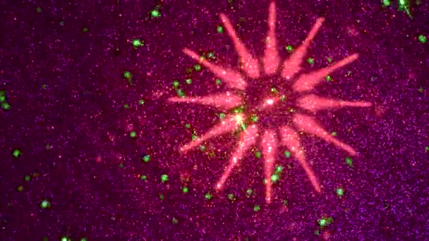 Ciemnym Liliowym Tle Poruszające Się Wielobarwne Sylwetki Promienie Zieleni Różu — Wideo stockowe