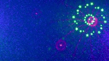 Mavi eğimli arka planda, uçan animasyon yeşil ve pembe renkli değişen desenler