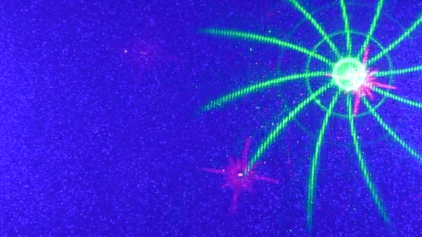 Een Lichtblauwe Achtergrond Vliegende Geanimeerde Veranderende Patronen Van Groene Roze — Stockvideo