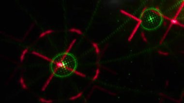 Siyah arka planda pembe ve yeşil renkli uçan animasyon desenleri