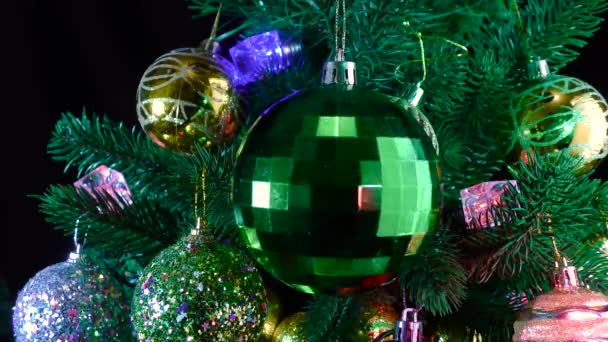 Zelený Vánoční Míč Rotuje Pozadí Větví Vánočního Stromku Zdobené Míčky — Stock video