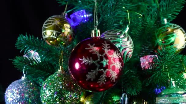 Tmavě Červená Vánoční Míč Vzorem Otáčí Pozadí Vánoční Strom Větve — Stock video