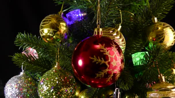 Červený Vánoční Míč Vzorem Otáčí Pozadí Vánoční Strom Větve Zdobené — Stock video