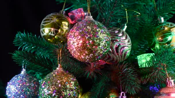 Altın Noel Balosu Toplarla Süslenmiş Noel Ağacı Dallarının Arka Planında — Stok video