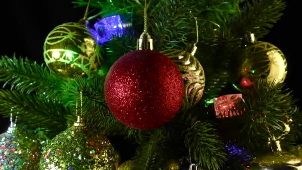 Eine Dunkelrot Gekörnte Weihnachtskugel Dreht Sich Vor Einem Hintergrund Aus — Stockvideo