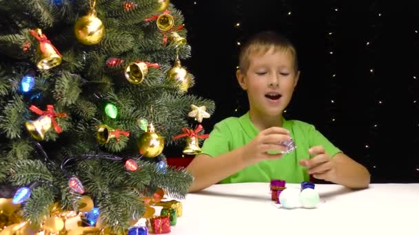 Mały Chłopiec Bawiący Się Dekoracjami Świątecznymi Pobliżu Nowego Roku — Wideo stockowe
