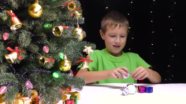Junge Spielt Mit Weihnachtsschmuck Neujahrsbaum — Stockvideo
