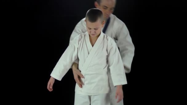 Trainer Helpt Kleine Atleet Zetten Karategi — Stockvideo