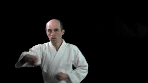Uno Sfondo Nero Atleta Adulto Esegue Esercizi Karate Formali — Video Stock
