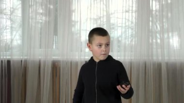 Siyah elbiseli bir çocuk spot ışıklarını ve noktalarını açıyor.