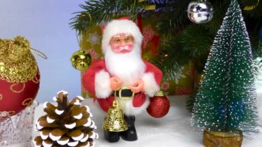 Noel Baba 'yı Noel süslemeleri arasında yakın plan ışık arka planda