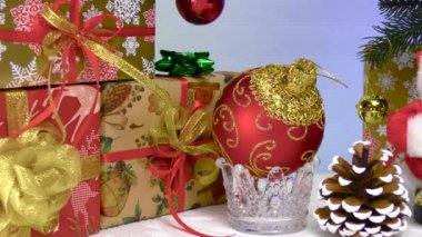 Noel Baba 'nın yanındaki Noel balosuna yakın çam kozalakları ve hediyeler