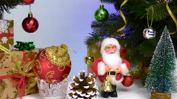 Jul Bevægelse Nærbillede Julemanden Blandt Juledekorationer – Stock-video