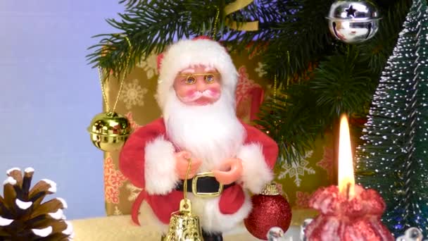 Рождество Движении Крупным Планом Санта Клауса Возле Горящей Свечи Рождественских — стоковое видео