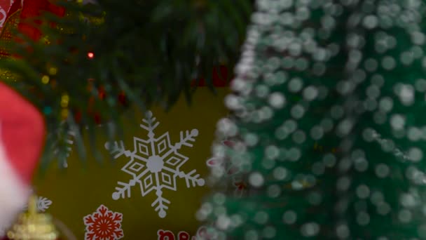 Close Papai Noel Perto Uma Árvore Natal Decorada Com Pinhas — Vídeo de Stock