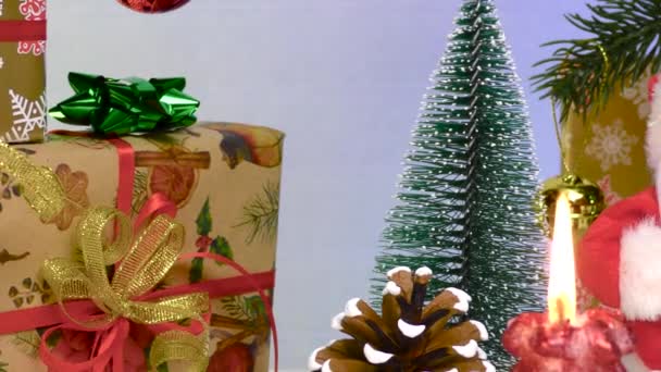 Рождество Движении Подарки Крупным Планом Санта Клаус Возле Горящей Свечи — стоковое видео