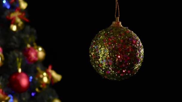Siyah Bir Arka Planda Süslenmiş Bir Noel Ağacının Yanında Parıltılı — Stok video