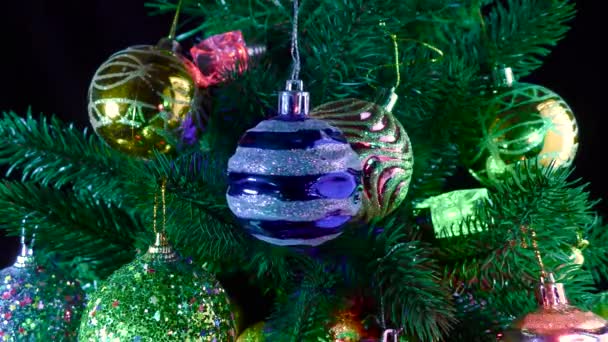 Modré Vánoční Míč Stříbrnými Pruhy Pozadí Vánoční Strom Větve Zdobené — Stock video