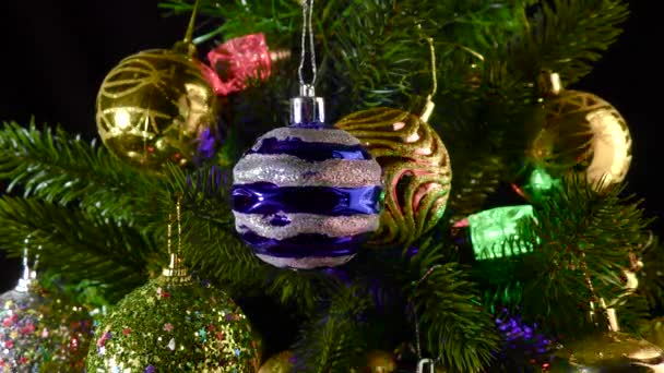 Noel Ağacı Dallarının Arka Planında Gümüş Çizgilerle Süslenmiş Mavi Noel — Stok video