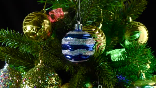 Eine Blaue Weihnachtskugel Mit Silbernen Streifen Dreht Sich Vor Einem — Stockvideo