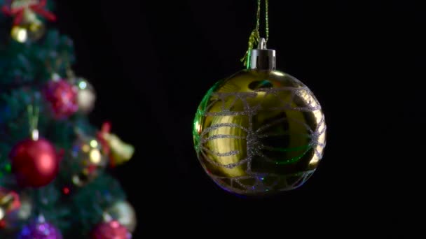 Siyah Arka Planda Sarı Parlak Bir Noel Balosu Süslenmiş Bir — Stok video