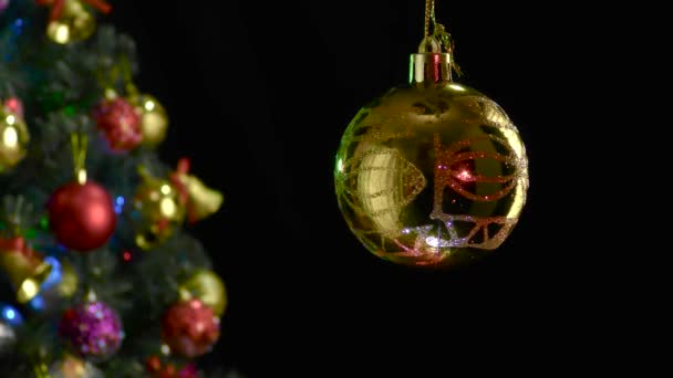 Sobre Fondo Negro Una Bola Navidad Amarilla Con Patrón Gira — Vídeos de Stock
