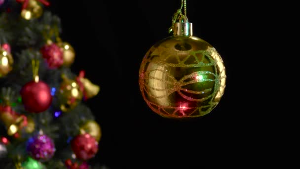 Siyah Bir Arka Planda Süslenmiş Bir Noel Ağacının Yanında Dönen — Stok video