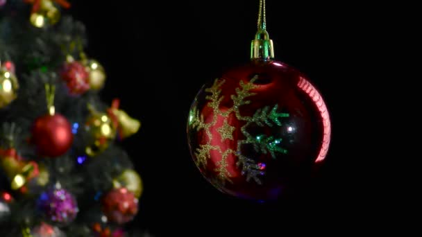 Siyah Arka Planda Süslenmiş Bir Noel Ağacının Yanında Dönen Kırmızı — Stok video