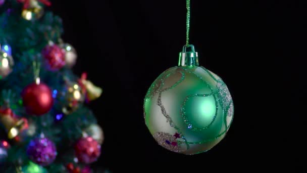Auf Schwarzem Hintergrund Dreht Sich Eine Silberne Weihnachtskugel Mit Muster — Stockvideo