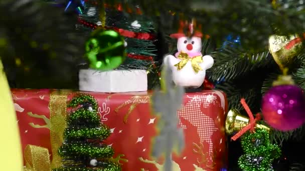 Close Decorações Uma Árvore Natal Girando Perto Atributos Natal — Vídeo de Stock