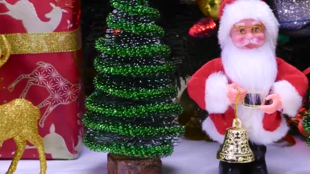Dekorasi Natal Dalam Gerakan Pada Pohon Natal Berputar Dekat Pohon — Stok Video