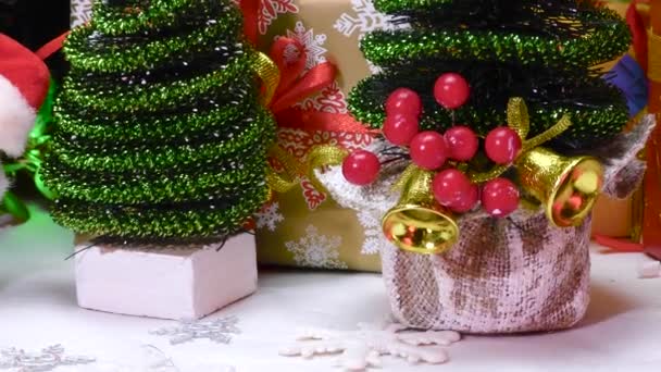 Vánoce Pohybu Blízkosti Velkého Stromu Malé Vánoční Stromky Dárky Santa — Stock video