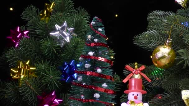 Різдво Русі Біля Прикрашеної Ялинки Подарунками Сніговика Діда Мороза — стокове відео