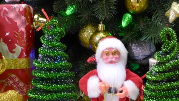 Vánoce Pohybu Detailní Poblíž Zdobené Vánoční Stromeček Dárky Sněhulák Santa — Stock video
