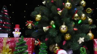 Noel ağaçları, kardan adam ve Noel Baba 'nın hareketli kompozisyonu