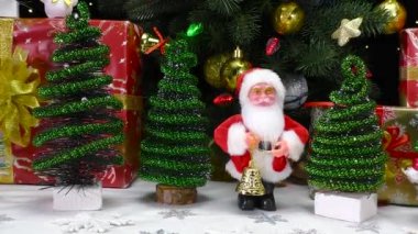 Noel ağacının ve Noel Baba 'nın Noel ağacının ve hediyelerin yakınında.