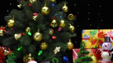 Noel kompozisyonu büyük bir ağacın yanında bir sürü hediyeyle, kardan adam ve Noel Baba