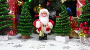 Noel ağaçları ve Noel Baba 'nın olduğu güzel bir Noel kartı