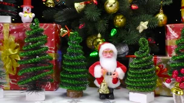 Composição Natal Perto Uma Grande Árvore Com Muitos Presentes Pequenas — Vídeo de Stock