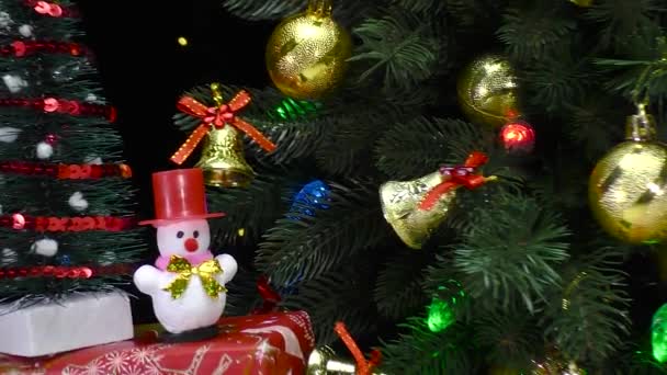Close Boneco Neve Presente Perto Uma Grande Árvore Natal — Vídeo de Stock