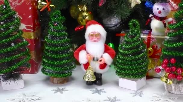 Detailní Záběr Santa Claus Obklopen Malými Vánočními Stromky Blízkosti Dárky — Stock video